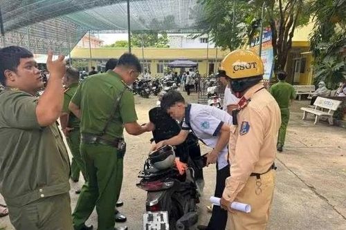 TPHCM: Kiểm tra vi phạm giao thông tại cổng trường, lộ nam sinh lớp 12 dùng ma túy