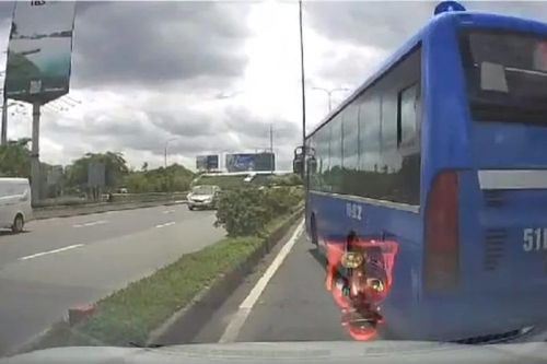 Clip xe buýt tạt đầu ô tô gây thót tim ở cửa ngõ TPHCM