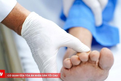Gắp thành công dị vật trong mu bàn chân của thầy giáo