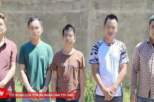 Thấy xe đầu kéo đậu ở bãi đất trống, chủ gara cùng nhân viên đem bán