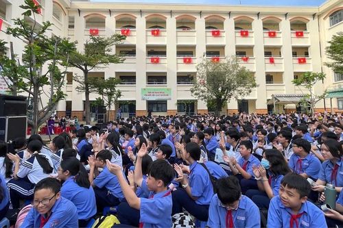 'Không thể tin nổi, không thu quỹ phụ huynh lẽ ra bình thường lại thành hiếm lạ'