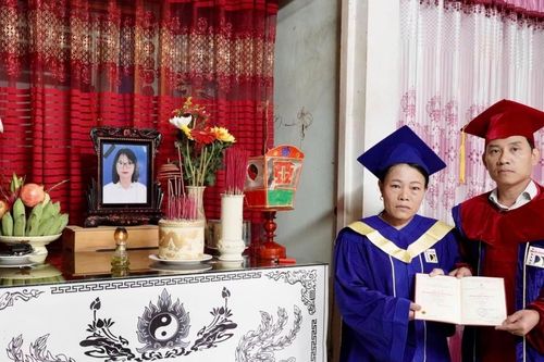 Người mẹ nghẹn ngào khoác áo cử nhân thay con gái qua đời nhận bằng tốt nghiệp