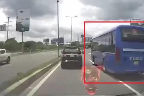 Xe buýt chuyển làn trên vạch liền, tạt đầu ô tô gây thót tim ở cửa ngõ TPHCM