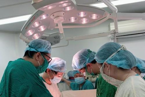 Ca mổ xuyên đêm cấp cứu người phụ nữ tự phá thai 33 tuần tại nhà