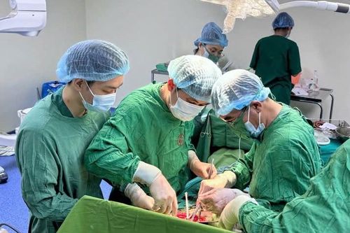 Thiếu niên 16 tuổi bị vỡ gan, dập túi mật sau tai nạn giao thông được cấp cứu kịp thời