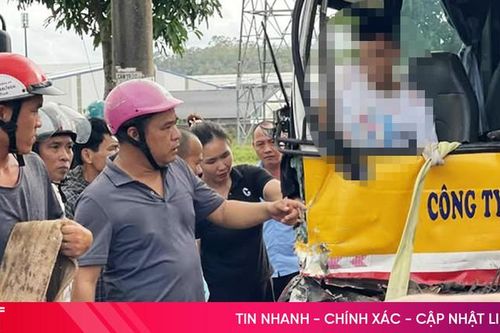 Xe buýt va chạm xe tải, tài xế và hành khách bị thương nặng