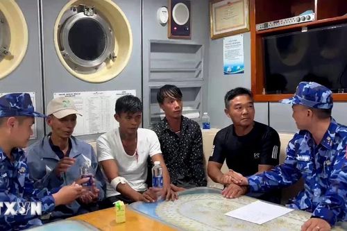 Cảnh sát biển ứng cứu 4 ngư dân gặp nạn trên vùng biển Tây Nam