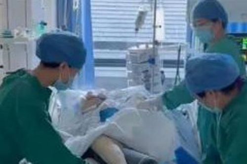 Người phụ nữ 65 tuổi suýt mất mạng sau khi ăn cua
