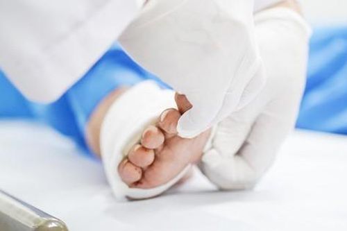 Khám chân cho người đàn ông 45 tuổi, bác sĩ sốc nặng khi phát hiện 'bí mật đáng sợ'