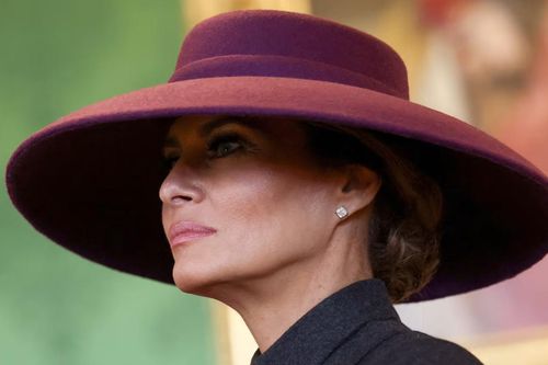 Từ 'đừng nhìn tôi' đến váy vàng lộng lẫy: Hai thái cực phong cách của bà Melania Trump