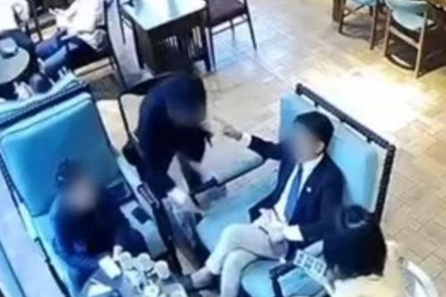 Vụ đánh nhân viên quán cà phê vì bị nhắc ngưng hút thuốc: 'Tổng tài' phân trần