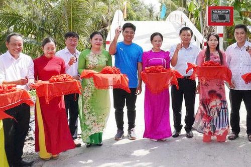 Mặt trận Giồng Riềng giúp dân chuyển đổi số