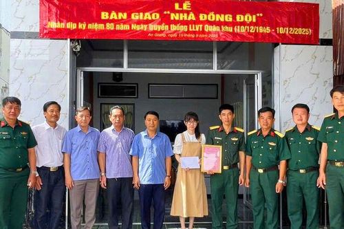 Trung đoàn 20 bàn giao nhà Đồng đội