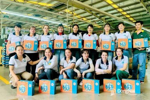 Hàng ngàn công nhân Đồng Nai phấn khởi nhận quà Trung thu sớm