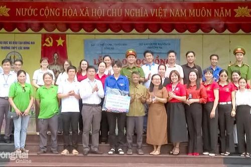 'Chắp cánh ước mơ' trao học bổng hơn 180 triệu đồng