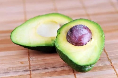 Mẹo giữ bơ đã cắt dở không bị thâm trong nhiều ngày