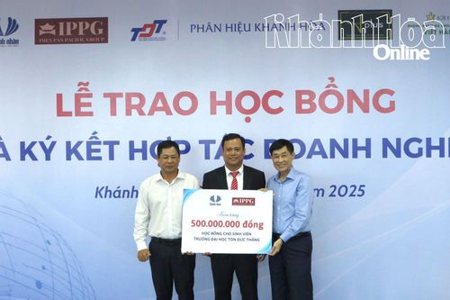 Phân hiệu Trường Đại học Tôn Đức Thắng tại Khánh Hòa trao học bổng cho tân sinh viên và ký kết hợp tác