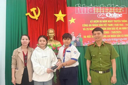 Một học sinh trả lại 2,3 triệu đồng cho người đánh rơi