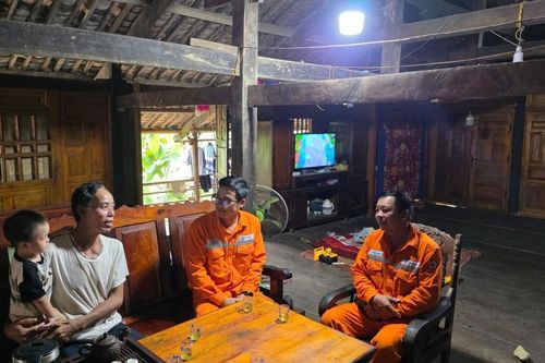 Điện về bừng sáng bản làng