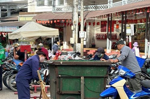 Những người cần mẫn, lặng lẽ làm đẹp phố phường