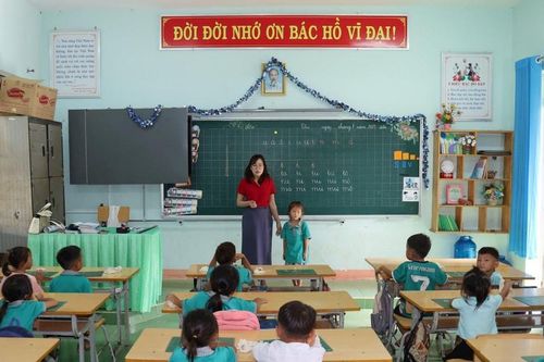 Gieo chữ, giữ chân học trò vùng khó