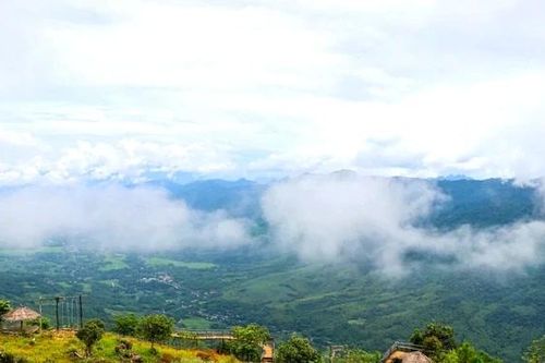 Mây vờn trên đỉnh Hang Kia