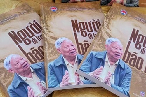 Người đi trong bão lũ