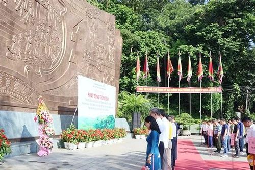 Dâng hương, hoa tưởng niệm Chủ tịch Hồ Chí Minh tại Khu Di tích lịch sử Đền Hùng