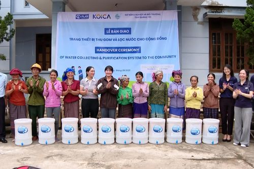 Bàn giao thiết bị thu gom và lọc nước cho cộng đồng