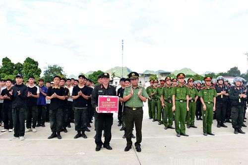 Phòng Cảnh sát cơ động bế giảng huấn luyện nâng cao và diễn tập phương án bảo vệ mục tiêu