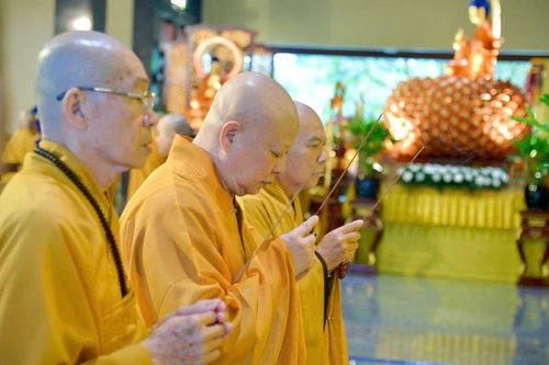 Cầu nguyện và linh ứng có mâu thuẫn với nhân quả?