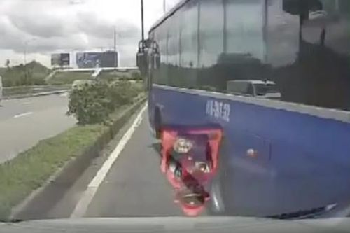 Đình chỉ tài xế xe buýt chuyển làn ở vạch liền, tạt đầu ô tô suýt gây tai nạn