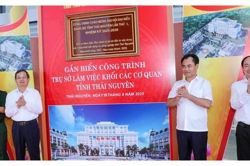 Sân vận động Thái Nguyên được gắn biển công trình chào mừng đại hội Đảng bộ tỉnh