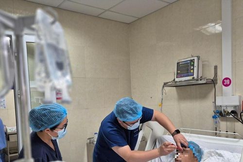 Thứ trưởng Bộ Y tế cứu người gặp tai nạn trên cầu Nhật Tân