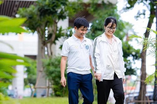 Chồng chia đôi lá gan cứu vợ: Câu chuyện lay động trái tim, nơi tình yêu và y học cùng hòa nhịp