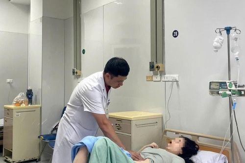 Bác sĩ cảnh báo: Chảy máu đường tiêu hóa do thường xuyên thức khuya xem điện thoại