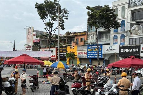 TP. Hồ Chí Minh: Xử phạt nhiều trường hợp đi xe máy trên vỉa hè