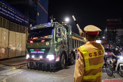 Trắng đêm theo CSGT tuần tra, xử lý xe quá tải