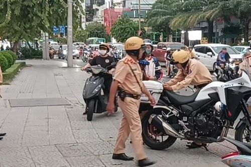Người vi phạm nêu muôn vàn lý do khi chen lấn chạy xe máy trên vỉa hè