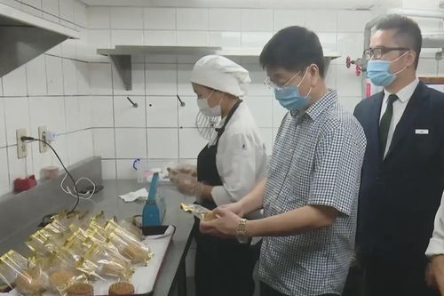 Hà Nội kiểm tra ATTP bánh Trung thu tại khách sạn