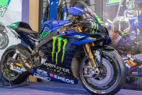 Yamaha YZR-M1 lần đầu tiên dùng động cơ V4