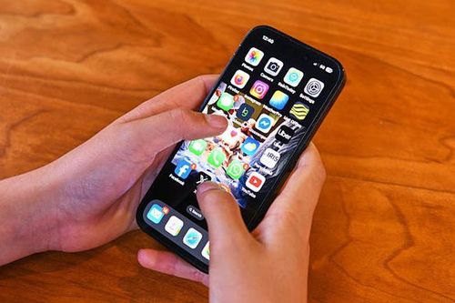 Cấm điện thoại trong trường học: tuyệt đối hay linh hoạt?