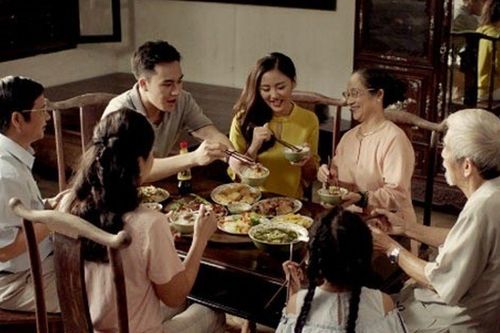 Khi bữa cơm gia đình bỗng dưng im bặt chỉ vì một câu hỏi nhạy cảm của vợ tôi