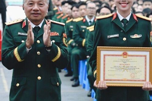 Sao Việt 24h: Á hậu Châu Anh được thăng quân hàm lên Trung úy trước niên hạn, 22 tuổi nhận bằng khen từ Tổng cục Chính trị