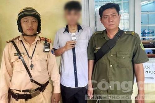 TPHCM: Kiểm tra việc chấp hành luật giao thông tại trường, phát hiện học sinh dương tính ma túy