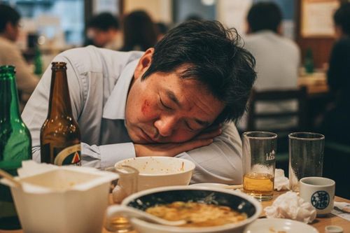 Vì sao người nửa chén rượu đã 'gục', người uống mãi không say?