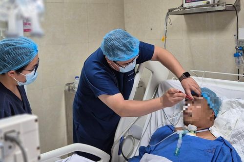 Thứ trưởng Bộ Y tế cứu người gặp tai nạn trên cầu Nhật Tân
