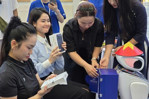 Robot giao iPhone 17 Series mới, màu cam vũ trụ cháy hàng