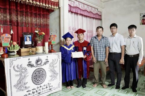 Mẹ nghẹn ngào khoác áo cử nhân nhận bằng tốt nghiệp thay con gái vừa qua đời