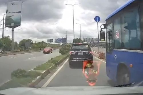 Tạm đình chỉ tài xế xe buýt tạt đầu ô tô trên cầu Rạch Chiếc